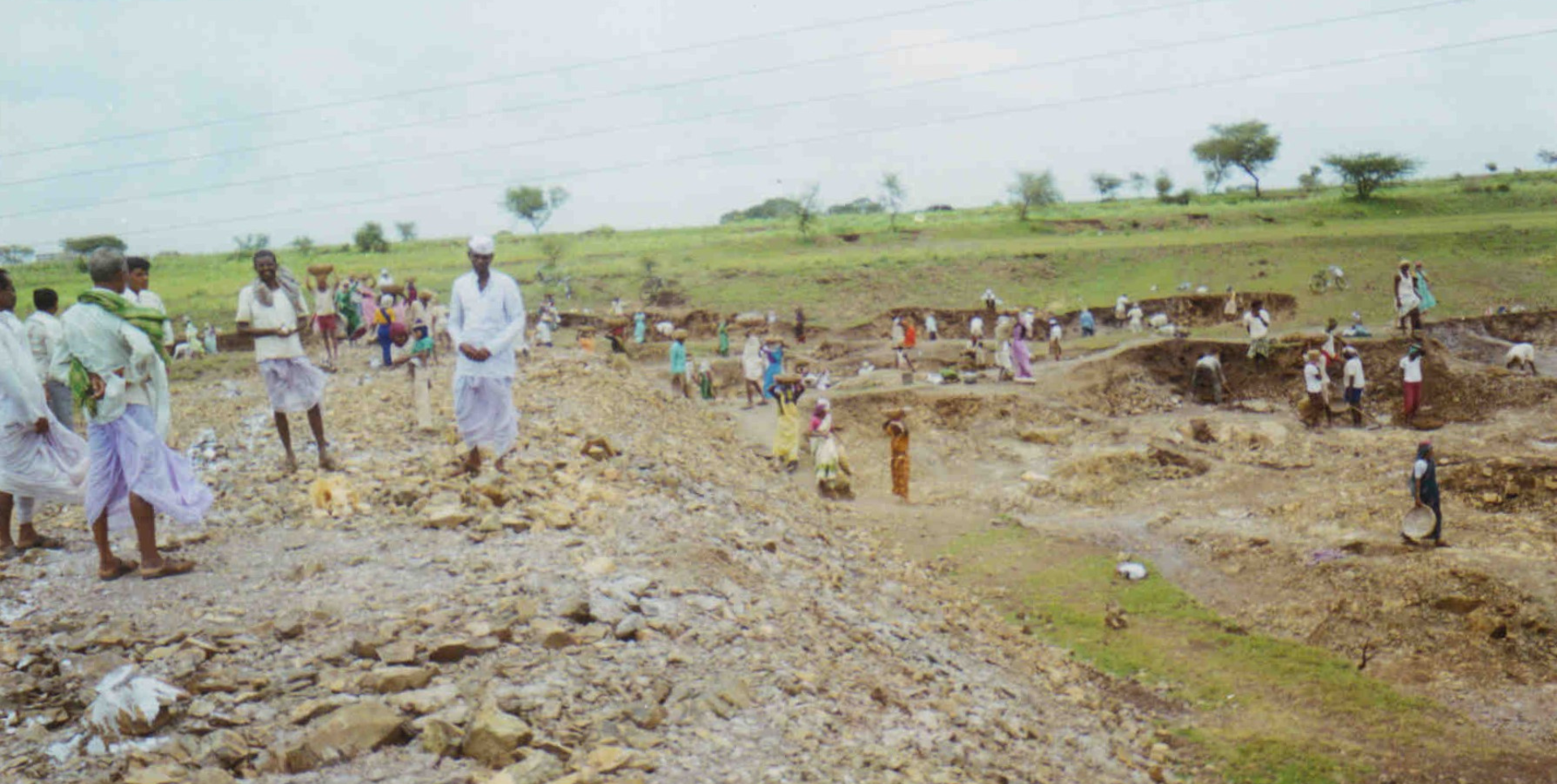 जर्मन सहाय्यांतर्गत लघु पाटबंधारे प्रकल्पासाठी गावकऱ्यांचा सहभाग आणि जलसंधारण कामाचे दृश्य