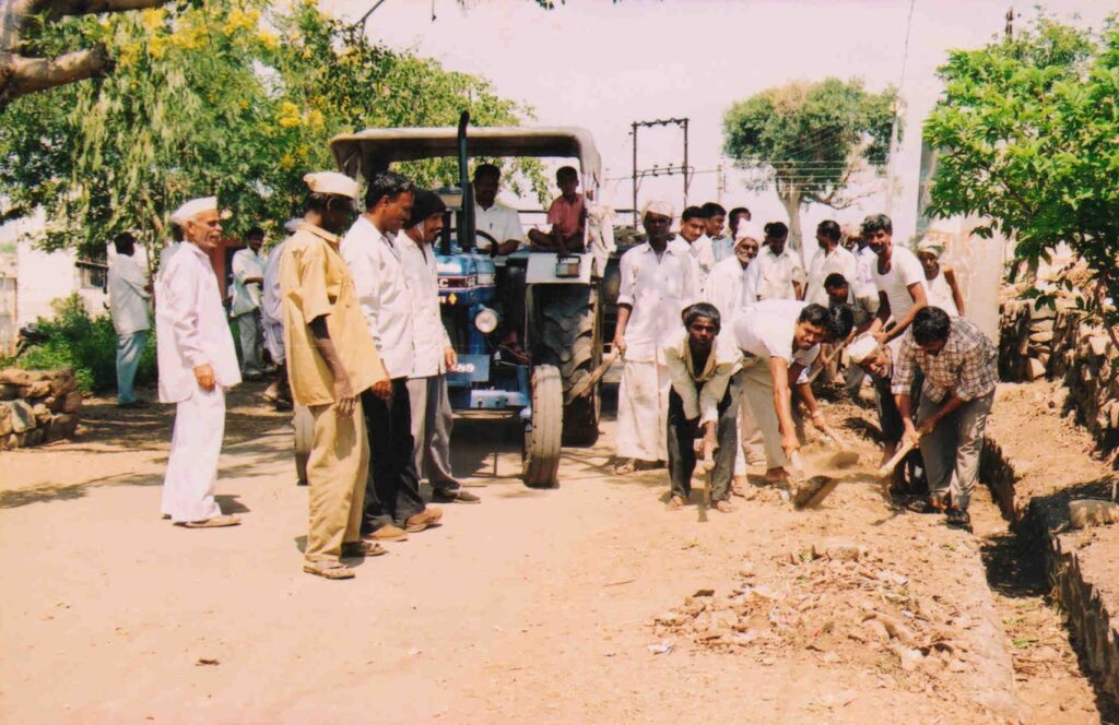 ग्रामविकास अंतर्गत रस्ता बांधकाम व स्वच्छता काम करताना गावकरी आणि स्वयंसेवक