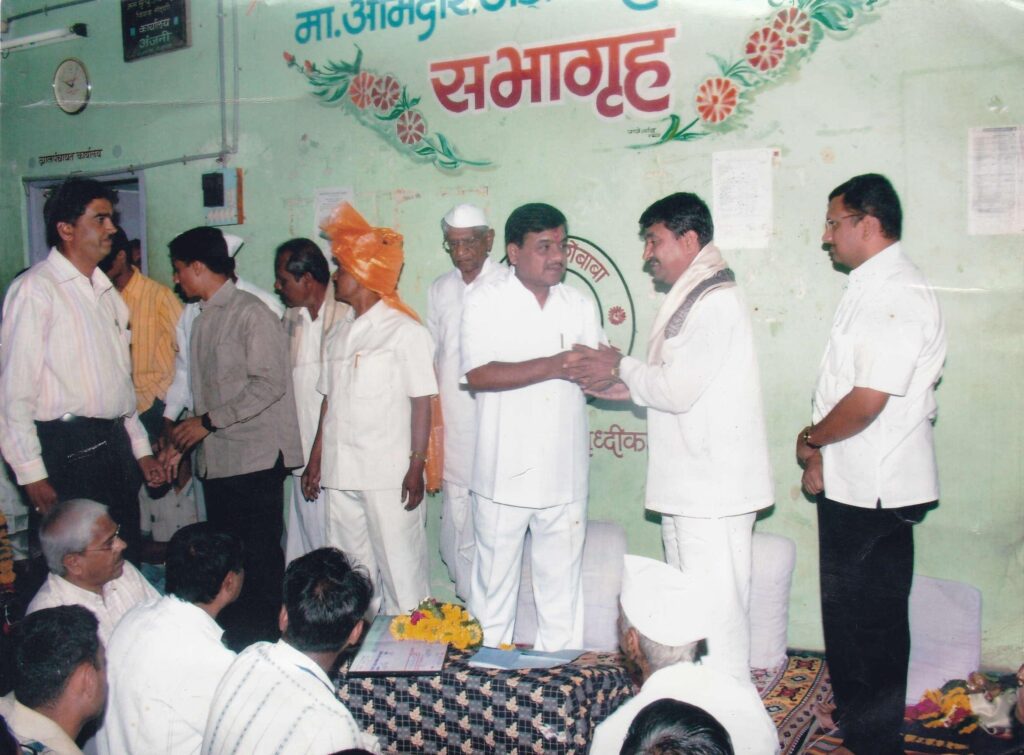 निर्मलग्राम पुरस्कार आर आर आबा पाटील यांचेकडून सत्कार