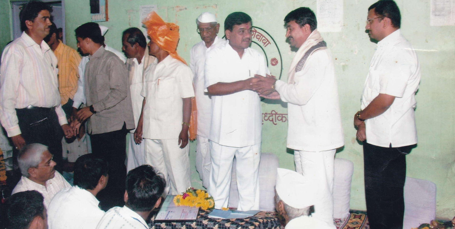 निर्मलग्राम पुरस्कार आर आर आबा पाटील यांचेकडून सत्कार